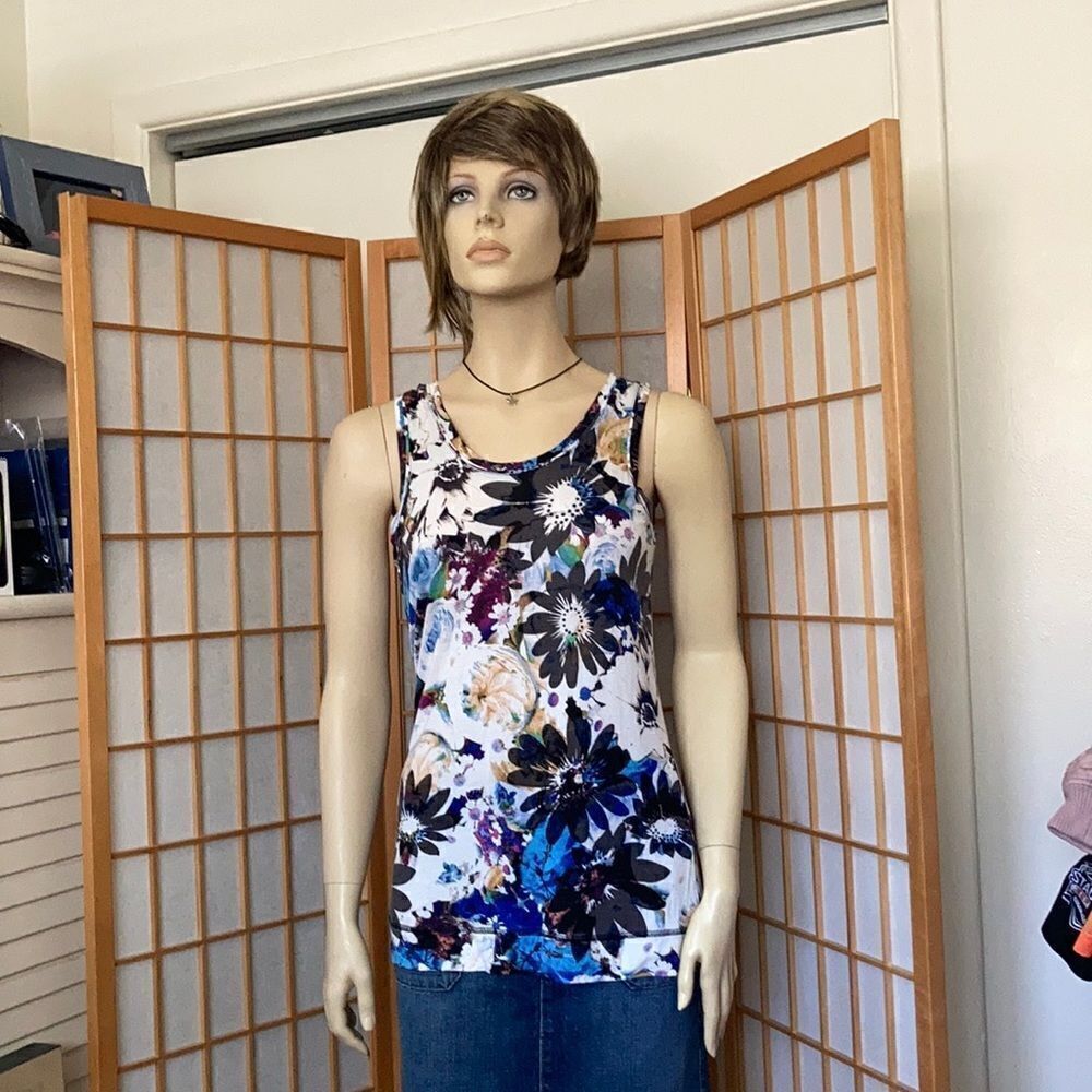 3/$20 Simply Vera Vera Wang Flowy Tank Top - Picture 2 of 8
